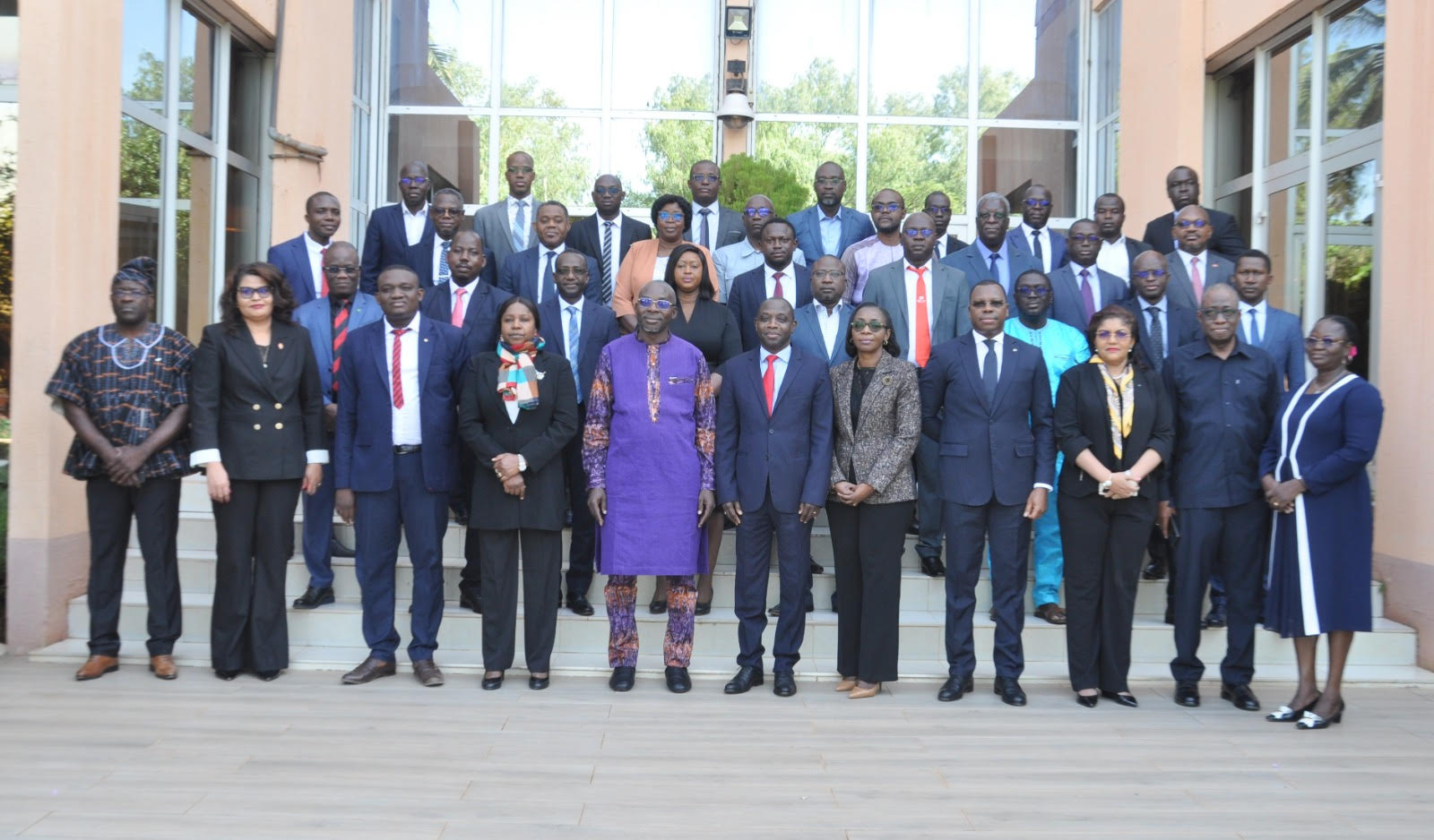 Photo de famille des participants à la rencontre de concertation BCEAO APBEF